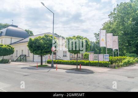 Cesky Tesin, Tschechische Republik - 5. Juni 2021: Platz des Kulturzentrums Strzelnica. Stockfoto