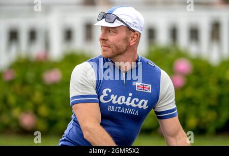 Goodwood, Großbritannien. September 2021. The Track Parade Eroica Britannia Cycle Moment mit Sir Chris Hoy an der Spitze der Fahrer beim Goodwood Revival Festival am 19. September 2021 auf dem Goodwood Circuit, Sussex, Großbritannien. Foto von Phil Hutchinson. Nur zur redaktionellen Verwendung, Lizenz für kommerzielle Nutzung erforderlich. Keine Verwendung bei Wetten, Spielen oder Veröffentlichungen einzelner Clubs/Vereine/Spieler. Kredit: UK Sports Pics Ltd/Alamy Live Nachrichten Stockfoto