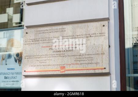 Lodz, Polen - 7. Juni 2021: Gedenktafel für die Heilige Faustina, die Schutzpatronin der Stadt Lodz. Stockfoto