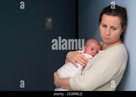 Mutter mit Baby, das an einer postnatalen Depression leidet Stockfoto