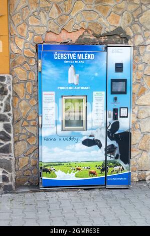 Cesky Tesin, Tschechische Republik - 5. Juni 2021: Automaten für Frischmilch. Stockfoto