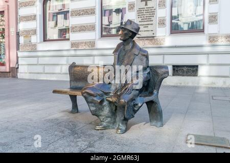 Lodz, Polen - 7. Juni 2021: Denkmalbank des berühmten Dichters Julian Tuwim in der Piotrkowska Straße. Stockfoto