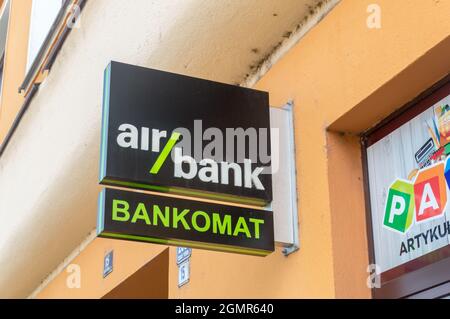 Cesky Tesin, Tschechische Republik - 5. Juni 2021: Das Emblem der Bankomat gehört der Air Bank. Stockfoto