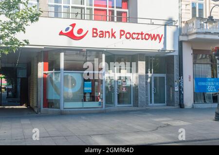 Lodz, Polen - 7. Juni 2021: Die Bank Pocztowy SA ist eine Geschäftsbank in der Piotrkowska-Straße. Stockfoto