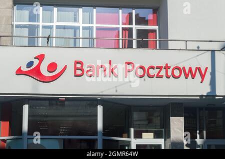 Lodz, Polen - 7. Juni 2021: Emblem der Bank Pocztowy SA ist eine Geschäftsbank, die Finanzdienstleistungen für einzelne Kunden anbietet. Stockfoto