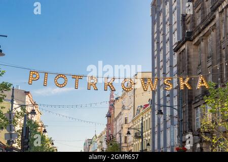 Lodz, Polen - 7. Juni 2021: Schild Piotrkowska in der Piotrkowska-Straße. Stockfoto