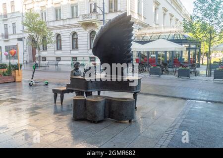 Lodz, Polen - 7. Juni 2021: Denkmal für Arthur Rubinstein, polnisch-amerikanischer Pianist in der Piotrkowska-Straße. Stockfoto