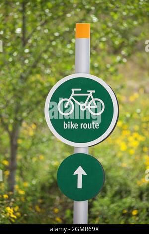 Grün-weißes Radwegschild auf einem Metallmast mit selektivem Fokus Stockfoto
