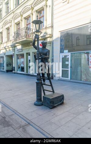 Lodz, Polen - 7. Juni 2021: Skulptur des Lampenmannes in der Piotrkowska Straße. Stockfoto