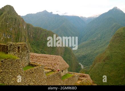 Inkas Antike Struktur in der Zitadelle Machu Picchu mit Mt. Huana Picchu im Hintergrund, Region Cuzco, Peru Stockfoto