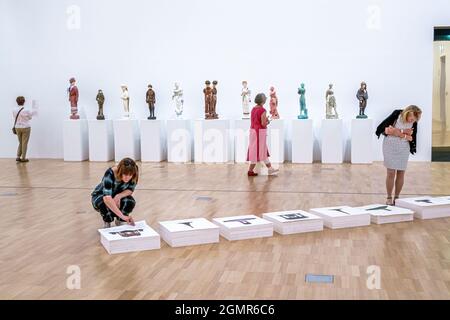 Melbourne Australien, Southbank St. Kilda Road, National Gallery of Victoria, Kunstmuseum Ausstellung Sammlung Skulpturen Frau weiblich Stockfoto