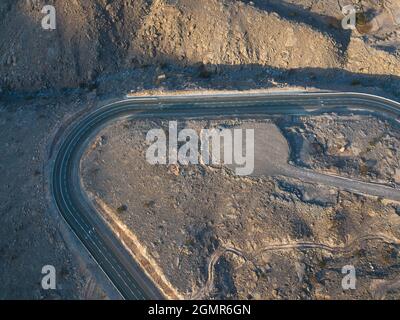 Luftaufnahme der Jebel Jais Mountain Desert Highway Road, umgeben von Sandsteinen im Emirat Ras al Khaimah der Vereinigten Arabischen Emirate Stockfoto