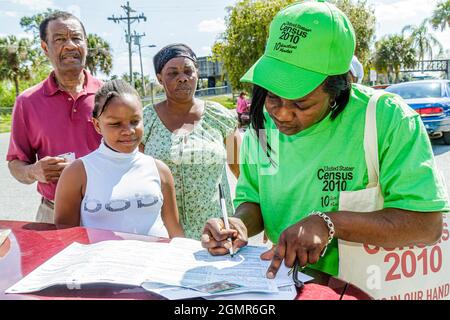 Florida Immokalee Farm Worker Village, Zensus 2010 Arbeiter schreiben Ausfüllen Umfrage Fragebogen, Schwarze Frau weiblich Mann Mädchen Kind Familie Eltern Stockfoto