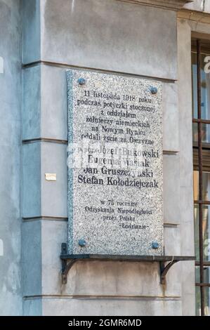 Lodz, Polen - 7. Juni 2021: Gedenktafel für die gefallenen Soldaten: Jozef Bukowski, Eugenia Wasiak, Jan Gruszczynski, Stefan Kolodziejczak. Stockfoto