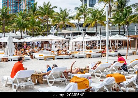 Miami Beach Florida, Nikki Beach Club Lounge Stühle Sonnenanbeter Stockfoto