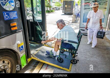 Miami Beach, Florida, Miami-Dade Metrobus, behinderter Senioren-Mann, Fahrgast, Rollstuhl, der an Bord des öffentlichen Busses gemäß ADA geht Stockfoto