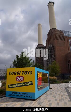 Das lebensgroße Corgi Toys-Modell von James Bond's Aston Martin DB5 von Goldfinger wurde vor dem Battersea Power Station vor der Veröffentlichung des neuesten Bond-Films No Time To die ausgestellt. London, Großbritannien 20. September 2021. Stockfoto