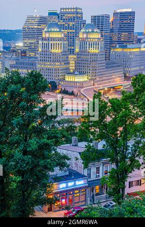 Cincinnati Ohio, Mount Adams, historisches Viertel, Skyline der Stadt, Night Procter & Gamble Headquarters Stockfoto