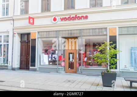 Gorlitz, Deutschland - 2. Juni 2021: Vodafone Handyshop. Vodafone Group Plc ist ein britisches multinationales Telekommunikationsunternehmen. Stockfoto