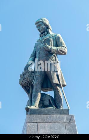 Lodz, Polen - 7. Juni 2021: Skulptur von Tadeusz Kosciuszko. Kostjuschko war polnisch-litauischer Militärführer, der Nationalheld in Polen wurde, lit Stockfoto