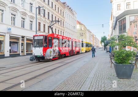 Gorlitz, Deutschland - 2. Juni 2021: Straßenbahn der öffentlichen Verkehrsmittel in Gorlitz. Stockfoto