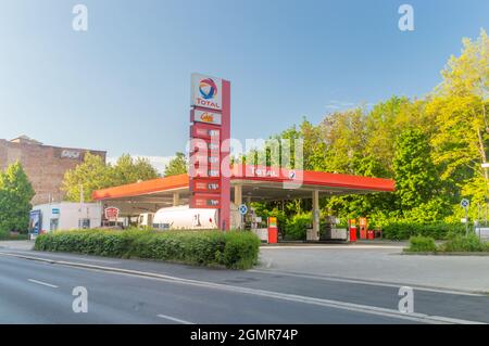 Gorlitz, Deutschland - 2. Juni 2021: Gesamttankstelle in Gorlitz. Stockfoto