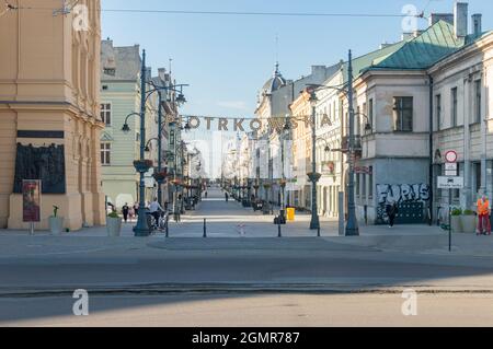 Lodz, Polen - 7. Juni 2021: Blick vom Platz der Freiheit auf der Piotrkowska Straße. Stockfoto