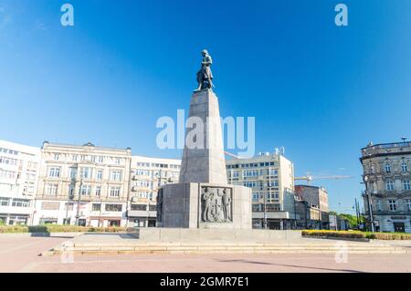 Lodz, Polen - 7. Juni 2021: Tadeusz Kosciuszko Denkmal auf dem Platz der Freiheit. Denkmal von Mieczysław Lubelski entworfen und im Jahr 1930 errichtet. Stockfoto