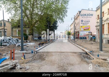 Gorzow Wielkopolski, Polen - 1. Juni 2021: Straßenrenovierung im Stadtzentrum von Gorzow Wielkopolski. Stockfoto