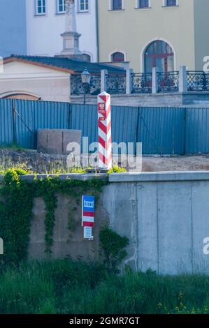 Gorlitz, Deutschland - 2. Juni 2021: Blick von deutscher Seite auf weiß und rot polnisches Gebietszeichen. Grenzposten an der Grenze zwischen Deutschland und Pola Stockfoto