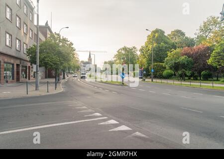 Gorzow Wielkopolski, Polen - 1. Juni 2021: Straße in Gorzow Wielkopolski bei Sonnenaufgang. Stockfoto