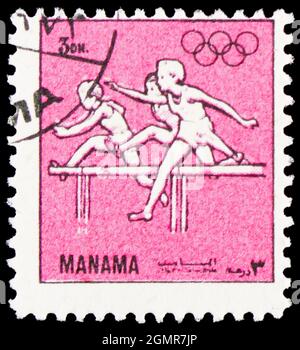 MOSKAU, RUSSLAND - 31. JULI 2021: Briefmarke gedruckt in Manama zeigt Karriere Frauen Hürden, Olympische Spiele (Kleinformat) (1972) Serie, um 1972 Stockfoto