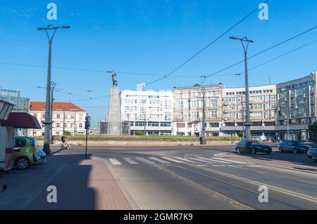 Lodz, Polen - 7. Juni 2021: Platz der Freiheit des Tadeusz Kosciuszko-Denkmals. Denkmal von Mieczysław Lubelski entworfen und im Jahr 1930 errichtet. Stockfoto