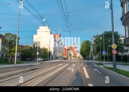 Gorzow Wielkopolski, Polen - 1. Juni 2021: Straße in Gorzow Wielkopolski am Morgen. Stockfoto