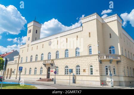 Radom, Polen - 7. Juni 2021: Neues Rathaus von Radom auf dem Marktplatz. Stockfoto