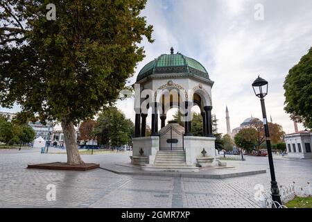 Deutscher Brunnen auf dem Sultanahmet-Platz in Istanbul, Türkei, Foto bei Sonnenaufgang Stockfoto