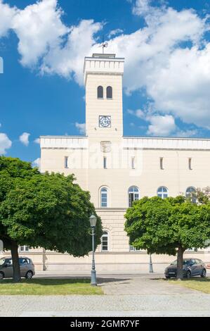 Radom, Polen - 7. Juni 2021: Turm des Neuen Rathauses von Radom am Marktplatz. Stockfoto