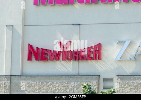 Radom, Polen - 7. Juni 2021: New Yorker Logo. Emblem des deutschen Bekleidungshändlers mit Sitz in Braunschweig. Stockfoto