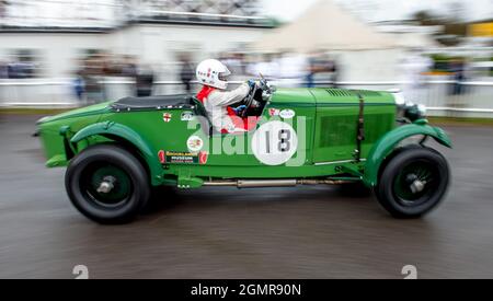 Goodwood, Großbritannien. September 2021. Nr. 18 Talbot AV105, angetrieben von Michael Birch und Gareth Burnett, der am 19. September 2021 beim Goodwood Revival Festival auf dem Goodwood Circuit, Sussex, Großbritannien, die Versammlungsbereiche der Brooklands Trophy verließ. Foto von Phil Hutchinson. Nur zur redaktionellen Verwendung, Lizenz für kommerzielle Nutzung erforderlich. Keine Verwendung bei Wetten, Spielen oder Veröffentlichungen einzelner Clubs/Vereine/Spieler. Kredit: UK Sports Pics Ltd/Alamy Live Nachrichten Stockfoto