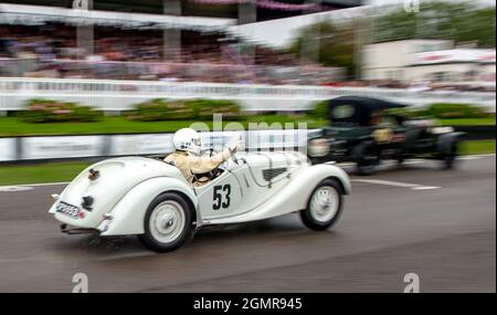 Goodwood, Großbritannien. September 2021. No 53 Fraser Nash BMW 328 von Alastair Pugh und John Ure in der Brooklands Trophy beim Goodwood Revival Festival auf dem Goodwood Circuit, Sussex, Großbritannien, am 19. September 2021. Foto von Phil Hutchinson. Nur zur redaktionellen Verwendung, Lizenz für kommerzielle Nutzung erforderlich. Keine Verwendung bei Wetten, Spielen oder Veröffentlichungen einzelner Clubs/Vereine/Spieler. Kredit: UK Sports Pics Ltd/Alamy Live Nachrichten Stockfoto