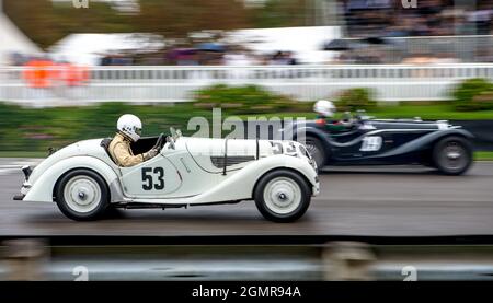 Goodwood, Großbritannien. September 2021. No 53 Fraser Nash BMW 328 von Alastair Pugh und John Ure in der Brooklands Trophy beim Goodwood Revival Festival auf dem Goodwood Circuit, Sussex, Großbritannien, am 19. September 2021. Foto von Phil Hutchinson. Nur zur redaktionellen Verwendung, Lizenz für kommerzielle Nutzung erforderlich. Keine Verwendung bei Wetten, Spielen oder Veröffentlichungen einzelner Clubs/Vereine/Spieler. Kredit: UK Sports Pics Ltd/Alamy Live Nachrichten Stockfoto