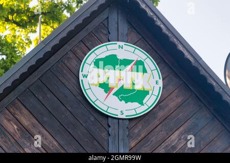 Opole, Polen - 4. Juni 2021: Emblem der Polskie Towarzystwo Turystyczno-Krajoznawcze, PTTK (Polnischer Tourist- und Sightseeing-Verein). Stockfoto