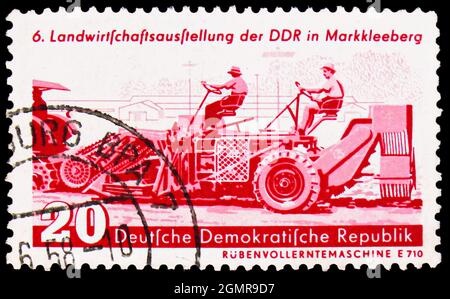 MOSKAU, RUSSLAND - 31. JULI 2021: In Deutschland gedruckte Briefmarke zeigt Rübenmaschinen, Agiculture Serie, um 1958 Stockfoto