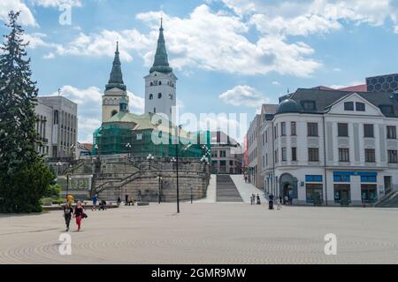 Zilina, Slowakei - 5. Juni 2021: Platz von Andrej Hlinka und Kirche der Heiligen Dreifaltigkeit. Stockfoto