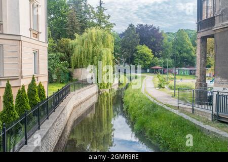 Gorzow Wielkopolski, Polen - 1. Juni 2021: Fluss Klodawka zur Sommerzeit. Stockfoto