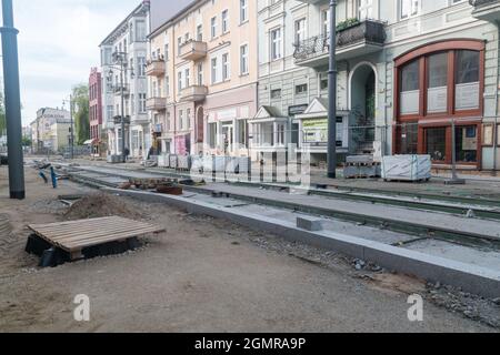 Gorzow Wielkopolski, Polen - 1. Juni 2021: Straße mit Trambahn in Renovierung. Stockfoto