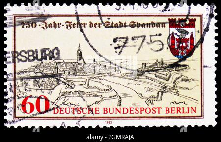 MOSKAU, RUSSLAND - 31. JULI 2021: Briefmarke gedruckt in Deutschland, Berlin, zeigt Spandau (ca. 1232), Stadtwappen, 750 Jahre Spandau-Serie, um 1982 Stockfoto