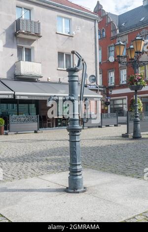 Swiebodzin, Polen - 1. Juni 2021: Handgezogene Wasserpumpe auf dem Marktplatz. Stockfoto