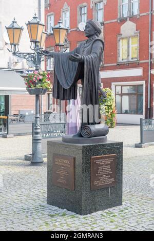 Swiebodzin, Polen - 1. Juni 2021: Skulptur des Kleiders von Swiebodzin in der Altstadt. Stockfoto