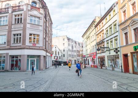 Jelenia Gora, Polen - 2. Juni 2021: 1. Mai Fußgängerzone in Jelenia Gora. Stockfoto